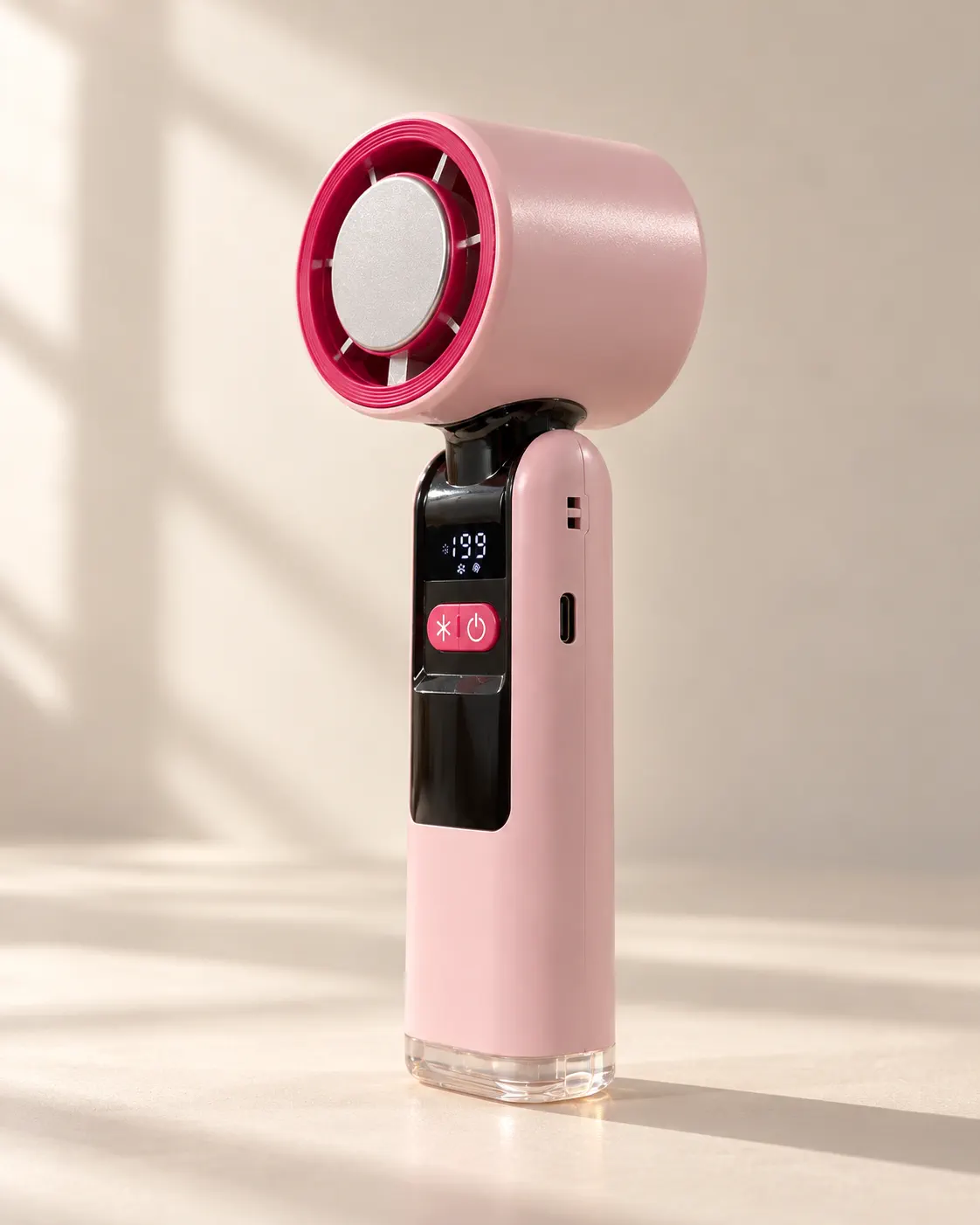El ventilador de mano Freshlite Turbo rosa, de costado, con el puerto USB-C y la base transparente