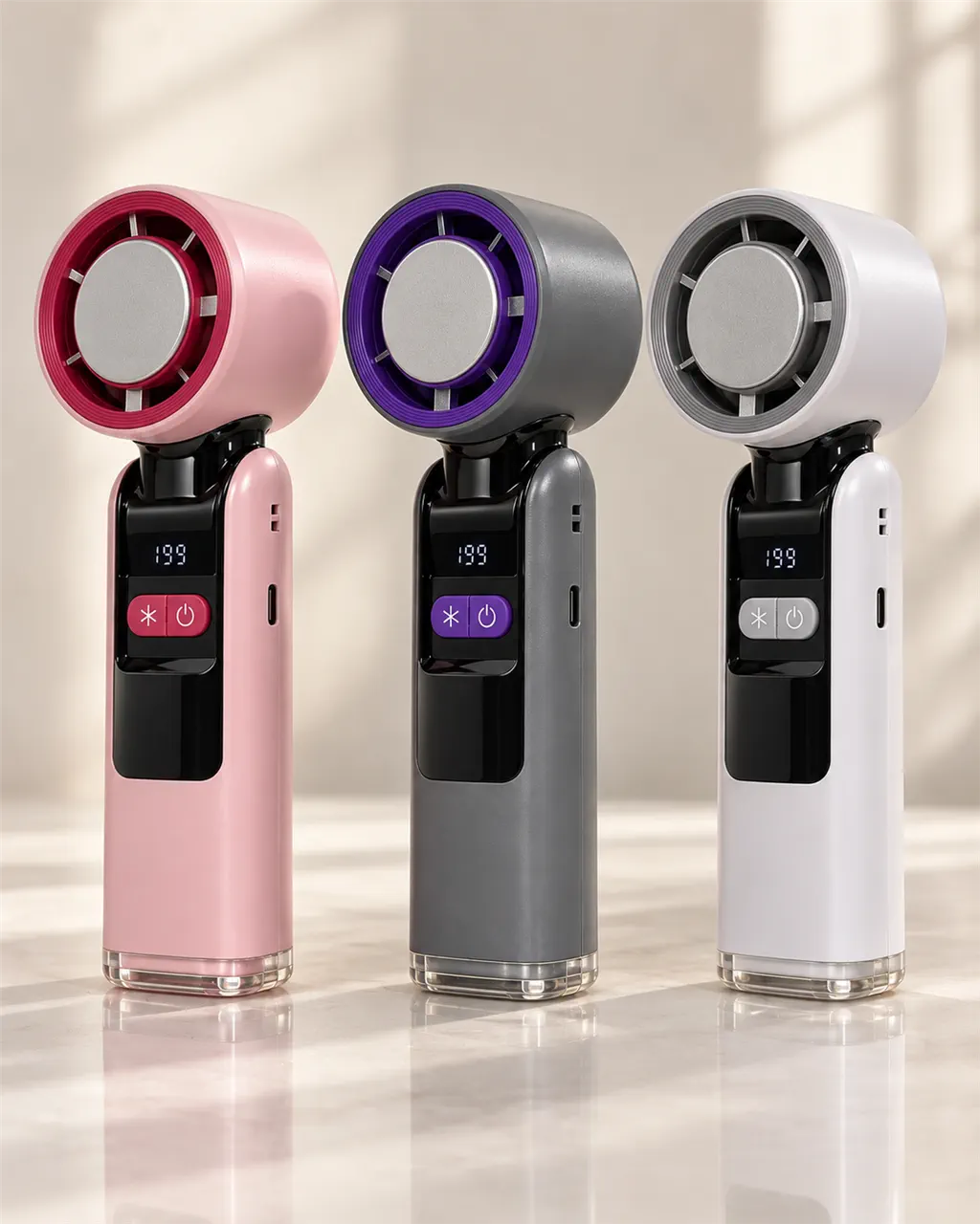 Los tres ventiladores de mano Freshlite Turbo, rosa, grafito y blanco, con la pantalla en 199